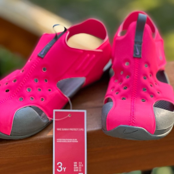 Size 3- Nike Sunray Protect 2 Sandals - Picture 2 of 5